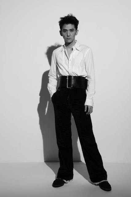 <strong>TAKAHIROMIYASHITATheSoloist.｜タカヒロミヤシタザソロイスト.</strong><br /><strong>2015-16年 秋冬コレクション</strong>　regular collar twin pick guarded shirt 3万2292円、plain front flare pants 10万7892円、big fat waist belt 6万4692円