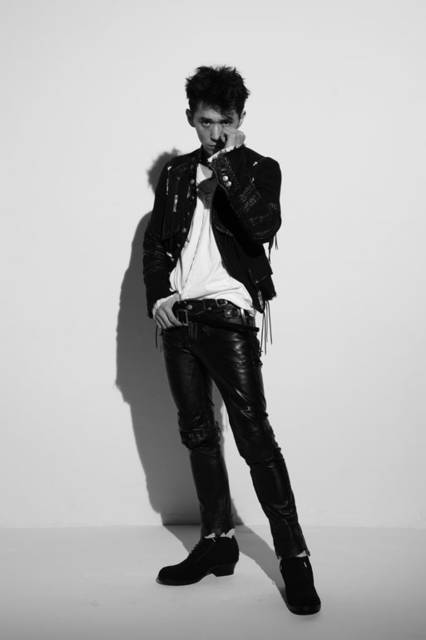 <strong>TAKAHIROMIYASHITATheSoloist.｜タカヒロミヤシタザソロイスト.</strong><br /><strong>2015-16年 秋冬コレクション</strong>　customized jacket with conchos 37万3572円、rough out jean 18万3492円、braided crew neck tee 2万1492円、western cut boots with fringe 14万292円、25mm single pin buckle belt 3万8772円、40mm single pin buckle over belt 4万5252円
