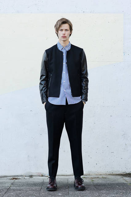 <strong>BLACK & BLUE｜ブラック アンド ブルー</strong><br /><strong>2015-16年 秋冬コレクション</strong>　ノーカラーライダース 9万7200円、ミリタリーポケットシャツ 2万4840円、ストレートパンツ 3万2400円