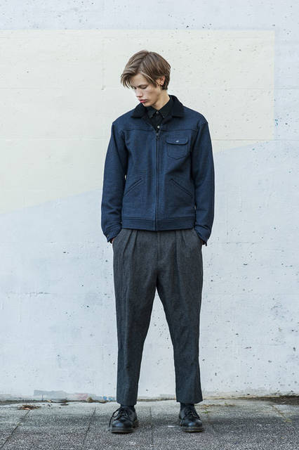<strong>BLACK & BLUE｜ブラック アンド ブルー</strong><br /><strong>2015-16年 秋冬コレクション</strong>　トラッカージャケット 4万9680円、テープシャツ 2万3760円、2タックパンツ 3万4560円