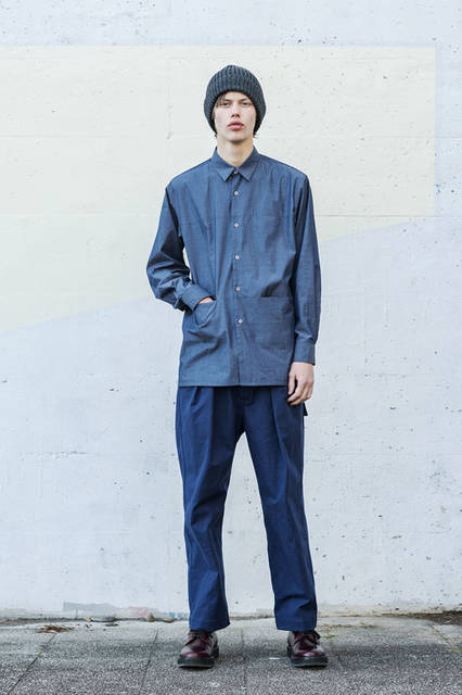 <strong>BLACK & BLUE｜ブラック アンド ブルー</strong><br /><strong>2015-16年 秋冬コレクション</strong>　シームポケットシャツ 2万7000円、2タックワイドパンツ 2万5920円、ハンドニット・ワッチキャップ 7560円