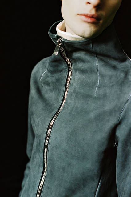 <strong>MN LAST</strong><br /><strong>2015-16 Fall/Winter Collection</strong> Leather Jacket ¥65,880, Shirt ¥25,920