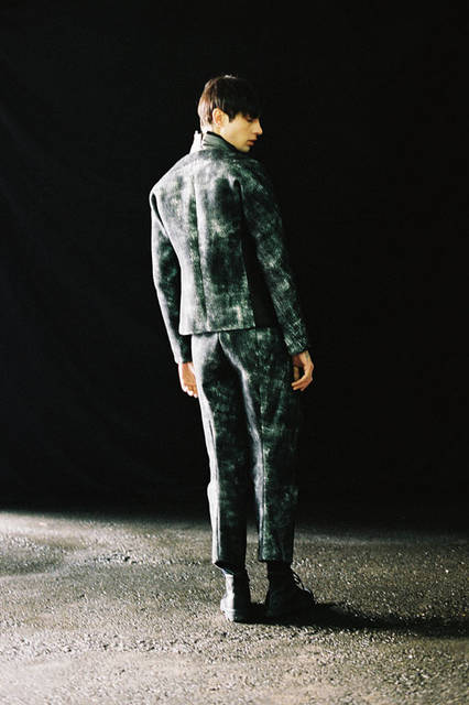 <strong>MN LAST</strong><br /><strong>2015-16 Fall/Winter Collection</strong> Jacket ¥62,640, Shirt ¥25,920, Pants ¥43,200