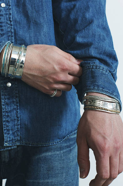 <strong>METAPHORE</strong><br /><strong>2015-16 Fall/Winter Collection</strong> Bangles ¥35,640 each, ¥59,400; Ring ¥26,784