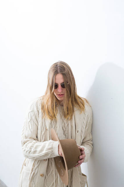 <strong>doublet｜ダブレット</strong><br /><strong>2015-16年 秋冬コレクション</strong>　CABLE KNIT PULLOVER 4万1040円、CABLE KNIT GOWN 6万0480円