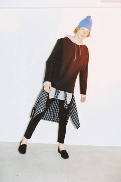 <strong>PORTVEL｜ポートヴェル</strong><br /><strong>2015-16年 秋冬コレクション</strong>　ULTRA SUEDE PULL OVER 3万2400円、WAFFLE FOODIE 1万9980円、OPEN COLLER CHECK SHIRTS  3万1320円、ULTRA SUEDE 4P PANTS 3万1320円、WATCH CAP 3780円