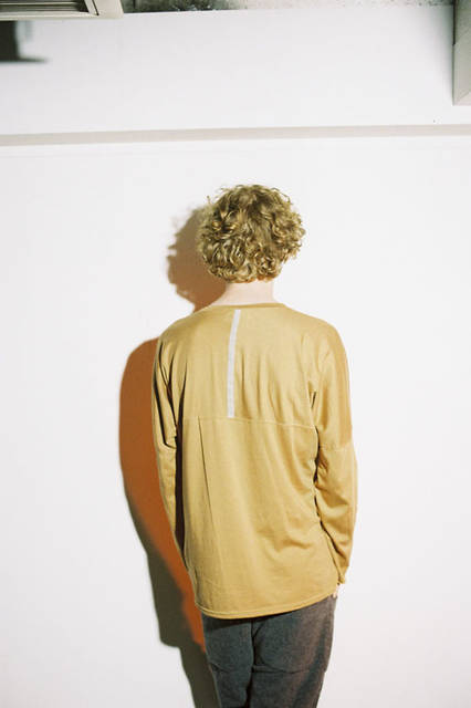<strong>PORTVEL｜ポートヴェル</strong><br /><strong>2015-16年 秋冬コレクション</strong>　COTTON CASHMERE FOOT BALL  - TEE 1万6200円、WOOL CASHMERE EASY PANTS 4万2120円