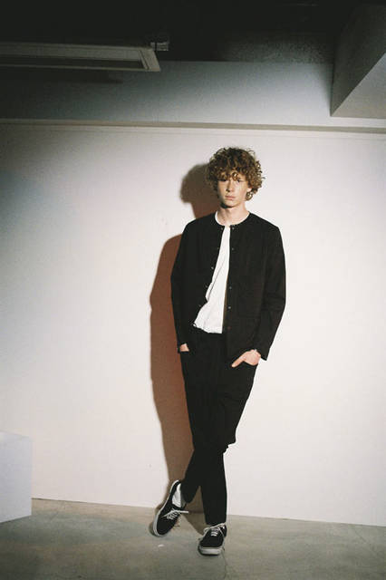 <strong>PORTVEL｜ポートヴェル</strong><br /><strong>2015-16年 秋冬コレクション</strong>　WATERPROOF NO COLLER SHIRTS 2万3760円、STANDERD - TEE LONG 1万2960円、WATERPROOF EASY PANTS 3万1320円