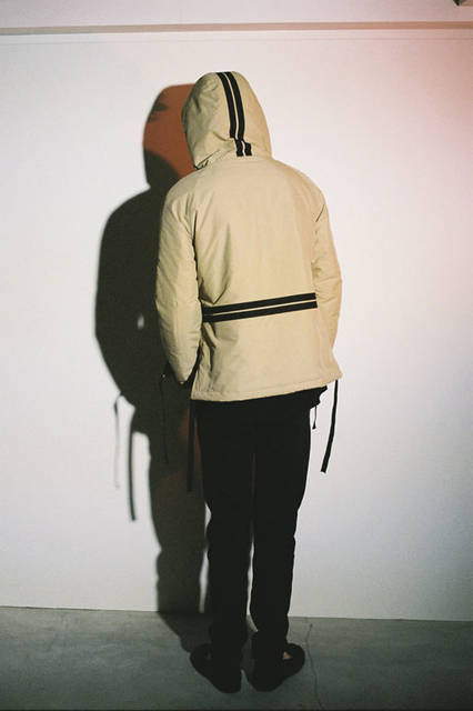 <strong>PORTVEL｜ポートヴェル</strong><br /><strong>2015-16年 秋冬コレクション</strong>　ANORAC 6万9120円、4P SKINNY DENIM PANTS 2万3760円