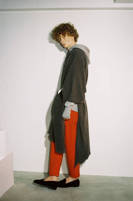 <strong>PORTVEL｜ポートヴェル</strong><br /><strong>2015-16年 秋冬コレクション</strong>　WOOL CASHMERE PONCHO 3万2400円、SWEAT FOODIE 2万4840円、WATERPROOF EASY PANTS 3万1320円、LONG NARROW LEATHER BELT 1万8144円