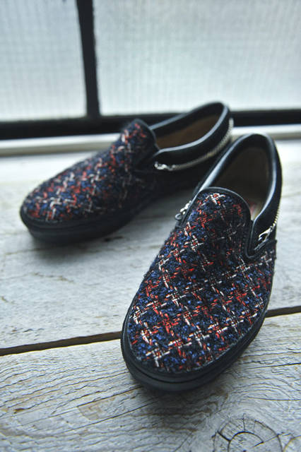 <strong>SLOWGUN</strong><br />"VANS x SLOWGUN HAUTE COUTURE SLIP-ON" Material selected to evoke the American flag "The Star & Stripes" from France's Turlin (NAVY x RED) ¥29,700