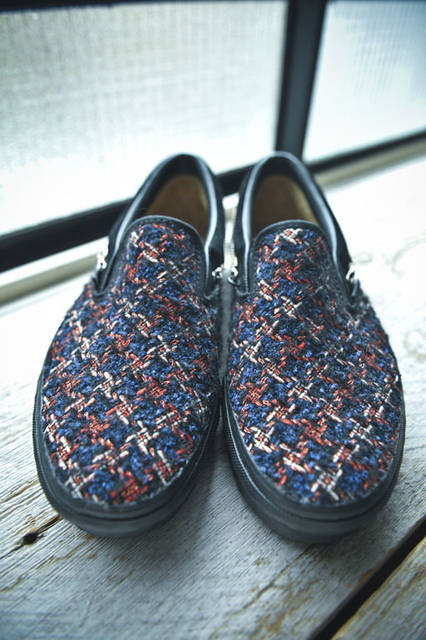 <strong>SLOWGUN</strong><br />"VANS x SLOWGUN HAUTE COUTURE SLIP-ON" Material selected to evoke the American flag "The Star & Stripes" from France's Turlin (NAVY x RED) ¥29,700