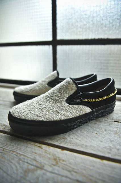 <strong>SLOWGUN</strong><br />"VANS x SLOWGUN HAUTE COUTURE SLIP-ON" Material mixing two-tone whites with different yarn textures from the UK's Linton (OFF WHITE) ¥29,700