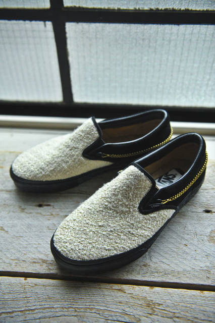 <strong>SLOWGUN</strong><br />"VANS x SLOWGUN HAUTE COUTURE SLIP-ON" Material mixing two-tone whites with different yarn textures from the UK's Linton (OFF WHITE) ¥29,700