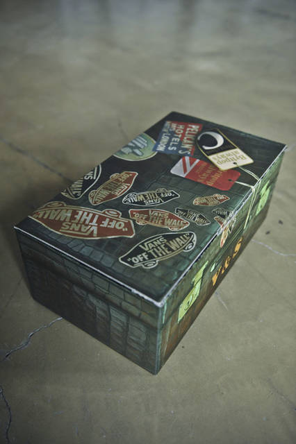 <strong>SLOWGUN</strong><br />"VANS x SLOWGUN HAUTE COUTURE SLIP-ON" The special box features a graphic created by designer Mr. Kobayashi himself, photographing a crocodile travel trunk made 100 years ago.