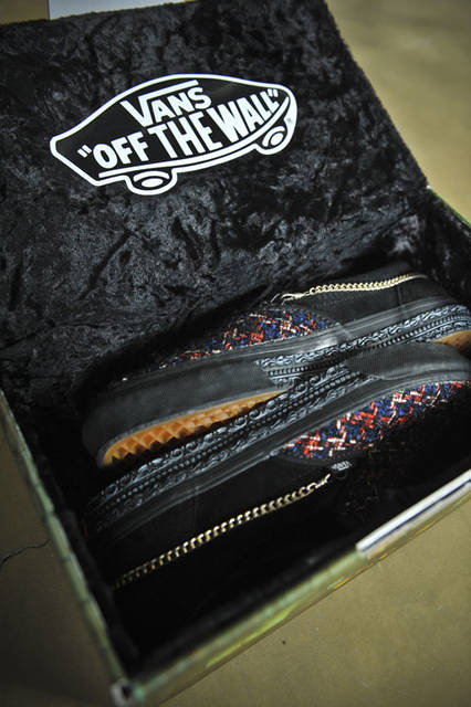 <strong>SLOWGUN</strong><br />"VANS x SLOWGUN HAUTE COUTURE SLIP-ON" The lining is made of fur.