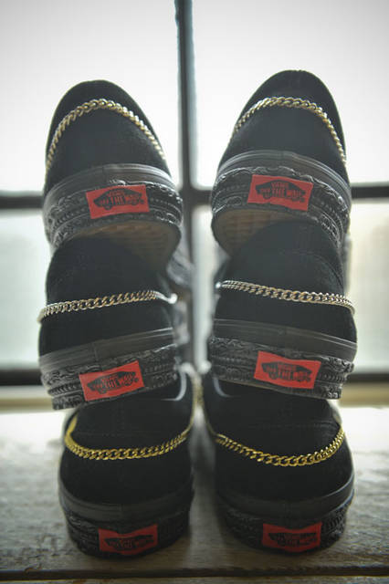 <strong>SLOWGUN</strong><br />"VANS x SLOWGUN HAUTE COUTURE SLIP-ON" The curb chain passing through the heel is vintage and inspired by the weights attached to the inside hem of Chanel suits to create silhouette.
