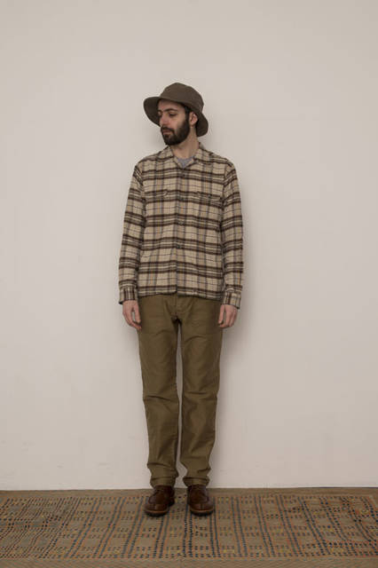 <strong>FUJITO</strong><br /><strong>2015-16 Autumn/Winter Collection</strong> Open Collar Shirt ¥19,440, Fatigue Easy Pants ¥21,600, Bush Hat ¥9,180