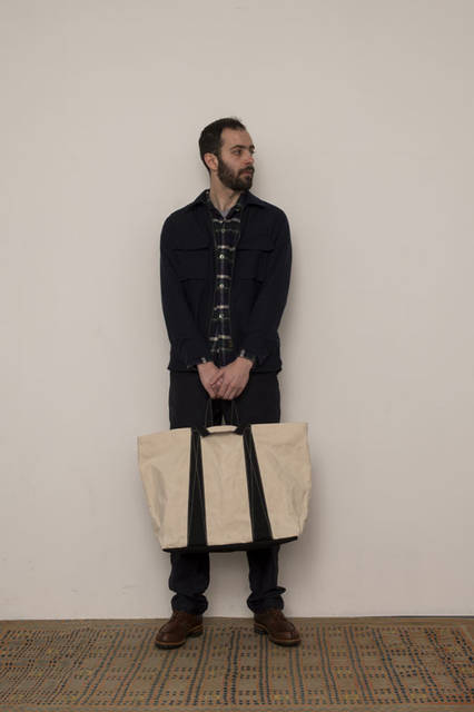 <strong>FUJITO</strong><br /><strong>2015-16 Autumn/Winter Collection</strong> Zip Up Shirt Jacket ¥26,000, Open Collar Shirt ¥19,440, Fatigue Easy Pants ¥21,600, Tote Bag-L ¥17,820