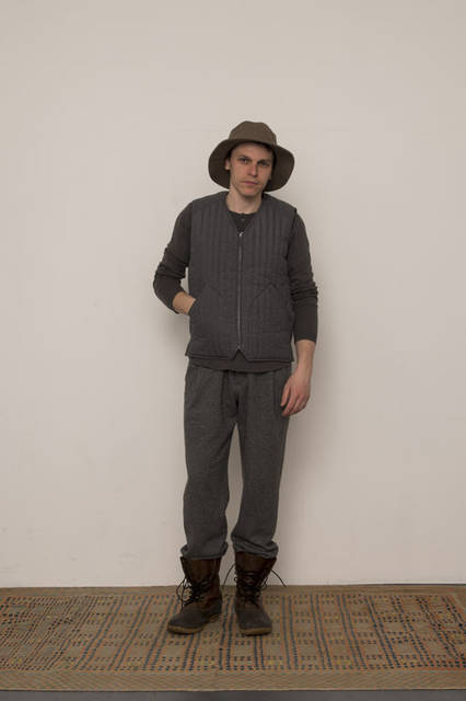 <strong>FUJITO</strong><br /><strong>2015-16 Autumn/Winter Collection</strong> Quilting Vest ¥31,320, Slow Hands Henley Neck Sweater ¥18,360, 1 Tuck Easy Pants ¥24,840, Bush Hat ¥9,180
