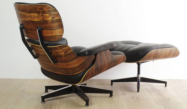 Event "MODERNISM SHOW - Modern Furniture and Its Surroundings" - Charles & Ray Eames' "Eames Lounge Chair & Ottoman," discontinued in 1990 due to logging restrictions, is made of rare Brazilian rosewood. Upholstered in genuine leather with a cushion filled with feather down, it offers a luxurious seating experience unmatched by current models.