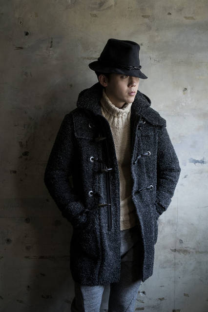 <strong>SLOWGUN｜スロウガン</strong><br /><strong>2015-16年 秋冬コレクション</strong>　Coat 8万3160円、Knit 3万240円、Pants 2万1600円、Hat 2万9160円