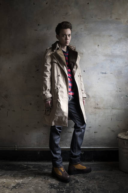<strong>SLOWGUN｜スロウガン</strong><br /><strong>2015-16年 秋冬コレクション</strong>　Coat 11万3400円、Tshirts 1万4040円、Pants 1万9440円、Shoes 5万9400円、Accessories 8640円