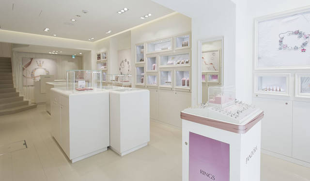 <strong>PANDORA | Pandora</strong><br />"Pandora Ginza Flagship Store"