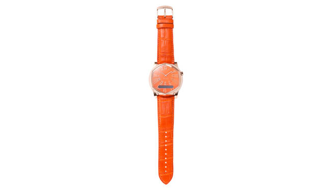 <strong>「VELDT SERENDIPITY Model V Vesper」</strong><br /> 価格｜18万1440 円<br /> カラー｜ホワイト、オレンジ、ネイビー<br /> ケース｜ステンレススチール（IPローズゴールド）<br /> 直径｜約48mm<br /> 防水｜IPX7<br /> ストラップ｜アリゲーター<br /> ムーブメント｜クォーツ（ボタン電池約3年間）<br /> 対応OS｜iOS7以降<br /> バッテリー｜持続期間：約1週間、充電方式：マイクロUSBケーブルをPCまたは電源アダプタに接続<br /> LED表示｜96×16ピクセルLED表示ディスプレイ、文字盤インデックスにRGB LED×24<br /> 通信規格｜Bluetooth Ver.4.0 Low Energy<br /> 機能｜着信通知、メール・SNSの他iOSの通知センターで設定可能なすべてのアプリからの通知機能、スケジュール、世界時計、天気予報、電子コンパス、タイマー、活動量計、置き忘れ防止機能、登録地点へのタクシー配車サービス(東京地区のみ) <br /> ※すべての機能を利用するには、iOS7以降を搭載したiPhoneが必要