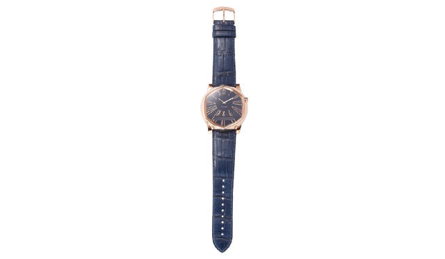 <strong>「VELDT SERENDIPITY Model V Vesper」</strong><br /> 価格｜18万1440 円<br /> カラー｜ホワイト、オレンジ、ネイビー<br /> ケース｜ステンレススチール（IPローズゴールド）<br /> 直径｜約48mm<br /> 防水｜IPX7<br /> ストラップ｜アリゲーター<br /> ムーブメント｜クォーツ（ボタン電池約3年間）<br /> 対応OS｜iOS7以降<br /> バッテリー｜持続期間：約1週間、充電方式：マイクロUSBケーブルをPCまたは電源アダプタに接続<br /> LED表示｜96×16ピクセルLED表示ディスプレイ、文字盤インデックスにRGB LED×24<br /> 通信規格｜Bluetooth Ver.4.0 Low Energy<br /> 機能｜着信通知、メール・SNSの他iOSの通知センターで設定可能なすべてのアプリからの通知機能、スケジュール、世界時計、天気予報、電子コンパス、タイマー、活動量計、置き忘れ防止機能、登録地点へのタクシー配車サービス(東京地区のみ) <br /> ※すべての機能を利用するには、iOS7以降を搭載したiPhoneが必要
