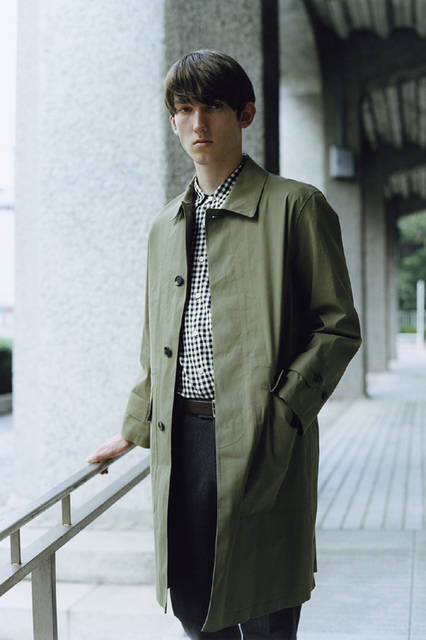 Coat ¥216,000, shirt ¥31,320, trousers ¥35,640, belt ¥15,120 (all from Margaret Howell)