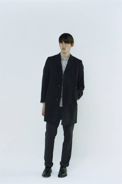 Coat ¥105,840, shirt ¥33,480, trousers ¥32,400, shoes ¥89,640 (all from Margaret Howell)