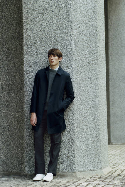 Coat ¥84,240, knit ¥32,400, shirt ¥32,400, trousers ¥31,320 (all from Margaret Howell), shoes ¥14,040 (MHL.)