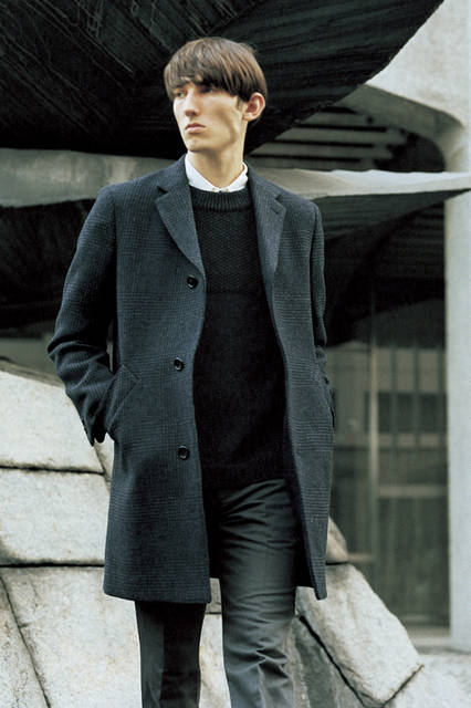 The winter coat, also seen on the runway, uses fabric from the familiar British mill FOX BROTHERS, a signature of Margaret Howell. Its navy and grey glen check pattern and boxy silhouette make it easy to wear. The MHL. knit, with its distinctive chest detailing, has a relaxed design that pairs cleanly with a shirt. Coat ¥113,400, shirt ¥28,080, trousers ¥42,120 (all from Margaret Howell), knit ¥25,920 (MHL.)