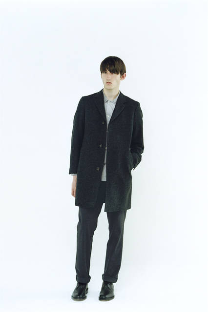 Coat ¥105,840, shirt ¥33,480, trousers ¥32,400, shoes ¥89,640 (all from Margaret Howell)