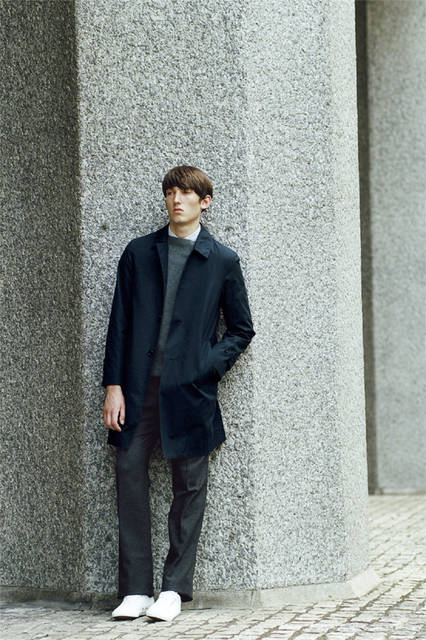 Coat ¥84,240, knit ¥32,400, shirt ¥32,400, trousers ¥31,320 (all from Margaret Howell), shoes ¥14,040 (MHL.)