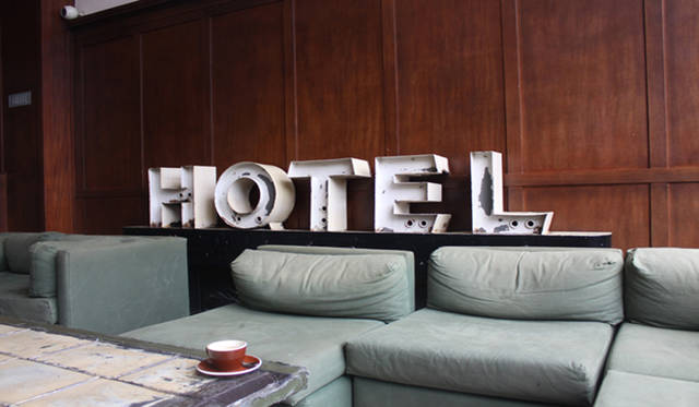 <strong>Yoko Ueno Lewis | Kurashi Note - Part 18 "Dolphin Hotel and the World of the Sheepman"</strong><br />ACE's most characteristic and famous display (lobby/living space)