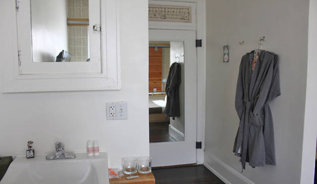 <strong>Yoko Ueno Lewis | Kurashi Note - Part 18 "Dolphin Hotel and the World of the Sheepman"</strong><br />Inside the room. The mirrored section is the door