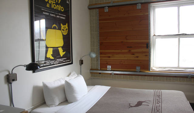 <strong>Yoko Ueno Lewis | Kurashi Note - Part 18 "Dolphin Hotel and the World of the Sheepman"</strong><br />The bed and surrounding interior. The wool blanket is a hotel original "Elk" from PENDLETON, a 100-year-old Oregon brand.