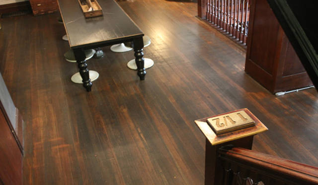 <strong>Yoko Ueno Lewis | Kurashi Note - Part 18 "Dolphin Hotel and the World of the Sheepman"</strong><br />Wooden number plate indicating the floor