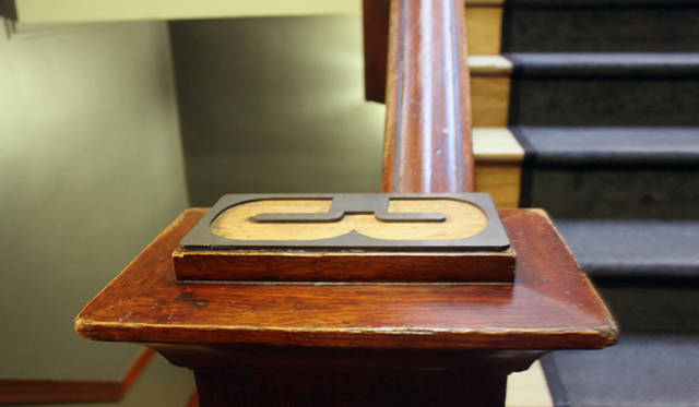 <strong>Yoko Ueno Lewis | Kurashi Note - Part 18 "Dolphin Hotel and the World of the Sheepman"</strong><br />Wooden number plate indicating the floor