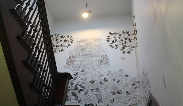 <strong>Yoko Ueno Lewis | Kurashi Note - Part 18 "Dolphin Hotel and the World of the Sheepman"</strong><br />Unique illustration on the stairwell wall