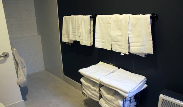 <strong>Yoko Ueno Lewis | Kurashi Note - Part 18 "Dolphin Hotel and the World of the Sheepman"</strong><br />Shared shower room