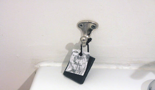 <strong>Yoko Ueno Lewis | Kurashi Note - Part 18 "Dolphin Hotel and the World of the Sheepman"</strong><br />The soap arrangement at the in-room sink. The soap is dark gray
