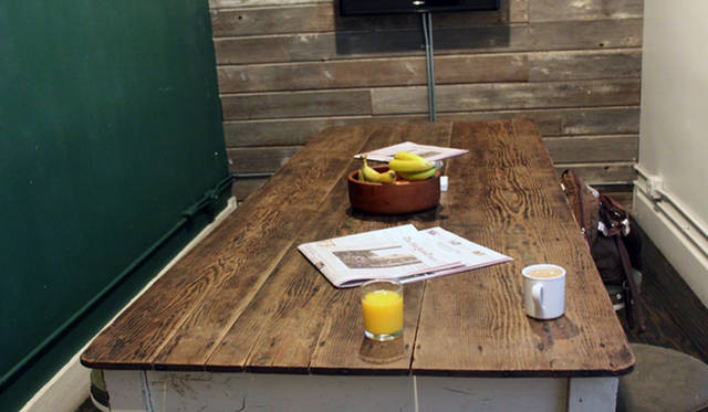 <strong>Yoko Ueno Lewis | Kurashi Note - Part 18 "Dolphin Hotel and the World of the Sheepman"</strong><br />Shared table in the breakfast room