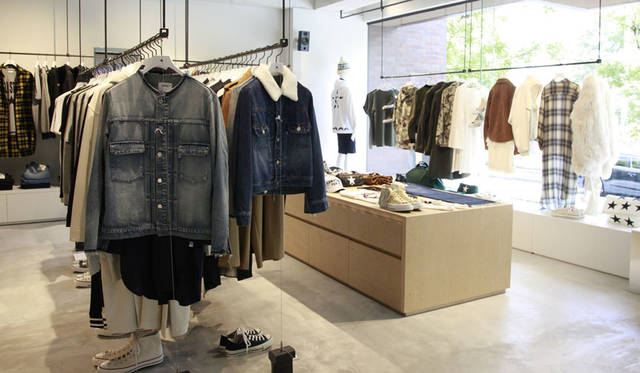 <strong>CONVERSE TOKYO</strong><br />CONVERSE TOKYO AOYAMA