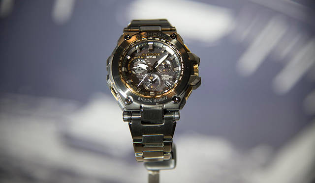 <strong>G-SHOCK MT-G</strong><br />ケース｜ステンレススチール＆樹脂<br />直径｜58.8mm<br />厚さ｜16.9mm<br />ムーブメント｜クォーツ<br />機能｜トリプルＧレジスト（耐衝撃構造・耐遠心重力性能・耐振動構造）、タフソーラー（ソーラー充電システム／パワーセービング付き）、GPS受信、マルチバンド6（世界6局＝日本2局・中国・アメリカ・イギリス・ドイツに対応した標準電波受信）、ワールドタイム（世界27都市／40タイムゾーン＋UTC、サマータイム自動設定、ホームタイムの都市入れ替え）、ストップウォッチ、タイマー、時刻アラーム、日付・曜日表示、フルオートカレンダー、LEDライト（スーパーイルミネーター／残照付き）、針位置自動補正、機内モード<br />ブレスレット｜ステンレススチール＆樹脂<br />防水｜20気圧<br />発売日｜9月18日<br />価格｜16万円（税抜）<br />