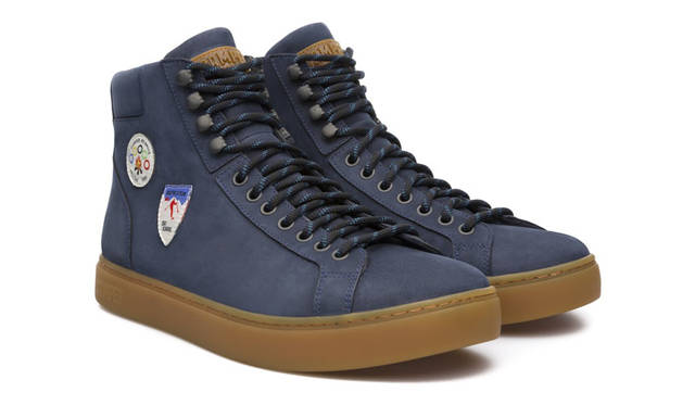 <strong>CAMPER｜カンペール</strong><br />左右のアッパーにレトロなワッペンがほどこされたユニークなデザインが特徴の新作モデル。メンズ「Twins（ツインズ）」3万2400円