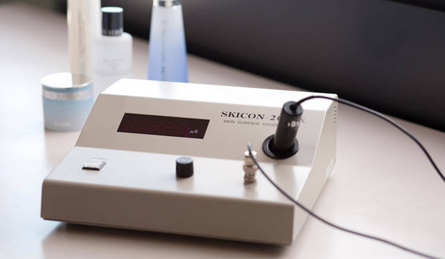 The equipment used in the seminar is the same as that used in the research lab, offering a level of precision and detail far beyond typical cosmetic counters. This is a rare opportunity for a truly in-depth skin analysis.