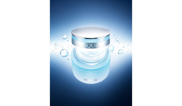 Simply applying plenty of lotion is pointless if the moisture evaporates. This Moist Balance R gel melts into the skin, penetrating deeply and evenly without any stickiness. It replenishes moisture deep within the stratum corneum and forms a veil of water on the surface, preventing moisture loss. Moist Balance R 50g ¥5,940 / 95g ¥9,720